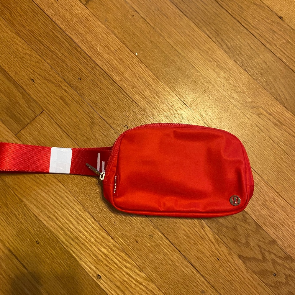 lululemon everywhere belt bag (employee)